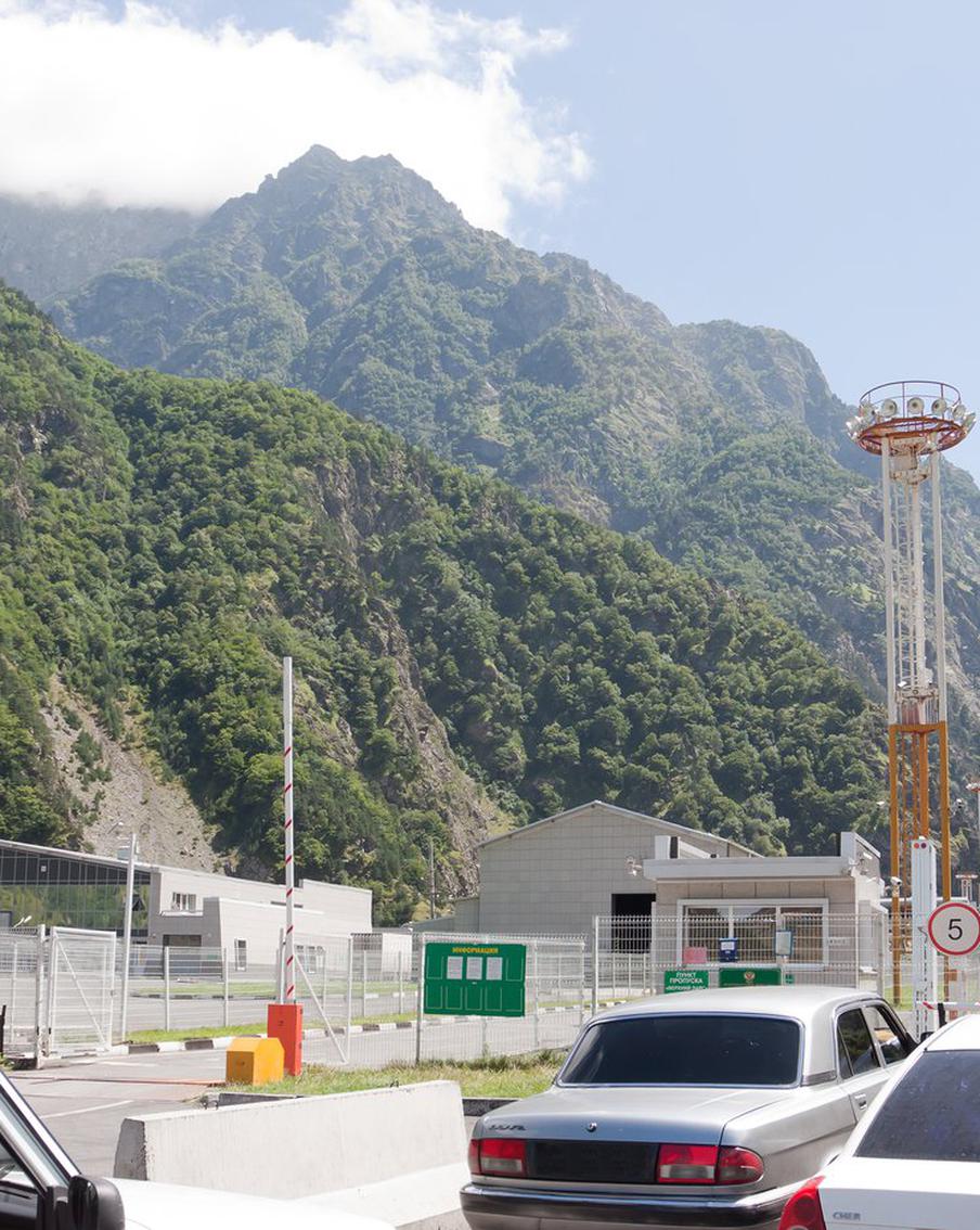На пограничном посту между Россией и Грузией образовалась многокилометровая пробка из машин