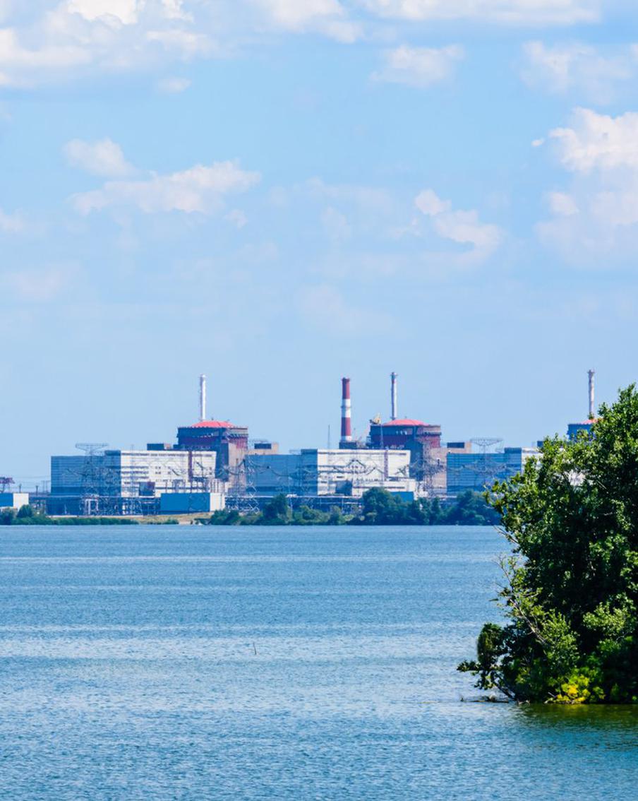 Украинский удар по территории рядом с ЗАЭС привёл к возгоранию промзоны и гибели одного мирного жителя