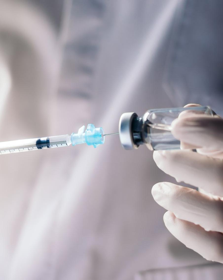 В ближайшее время у России появится первая в мире вакцина от рака