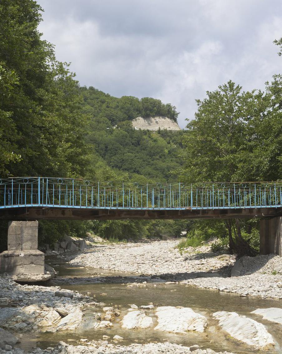 В Краснодарском крае спасли всех пассажиров упавшего в реку автобуса