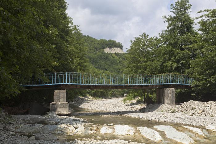 В Краснодарском крае спасли всех пассажиров упавшего в реку автобуса