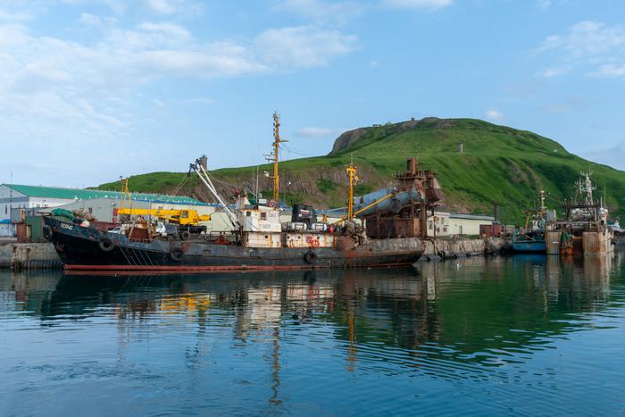 Разрушительное цунами полностью вывело из строя оборудование рыбного завода в Северо-Курильске