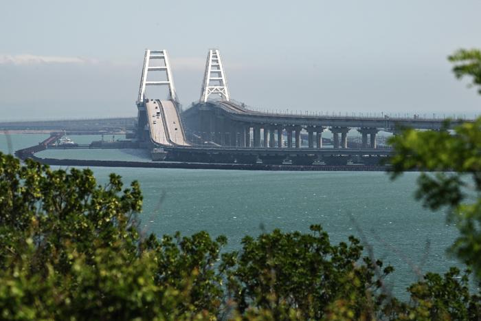 В пробке на КПП перед Крымским мостом своей очереди ожидают около 2,2 тысячи автомобилей