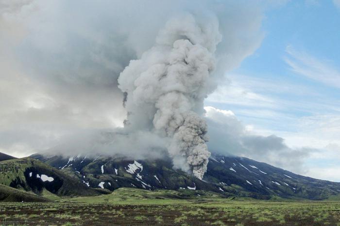 Землетрясение на Камчатке спровоцировало извержения вулканов, спавших столетия