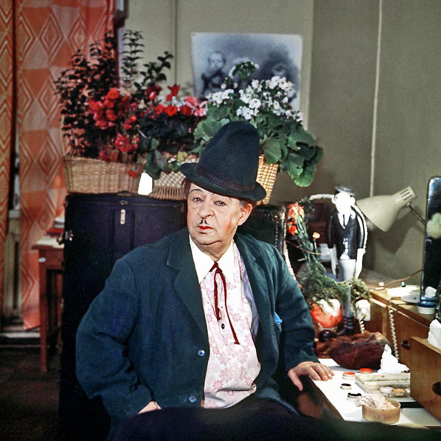 Советский клоун Карандаш - артист Михаил Николаевич Румянцев (1901-1983) в своей гримёрной.