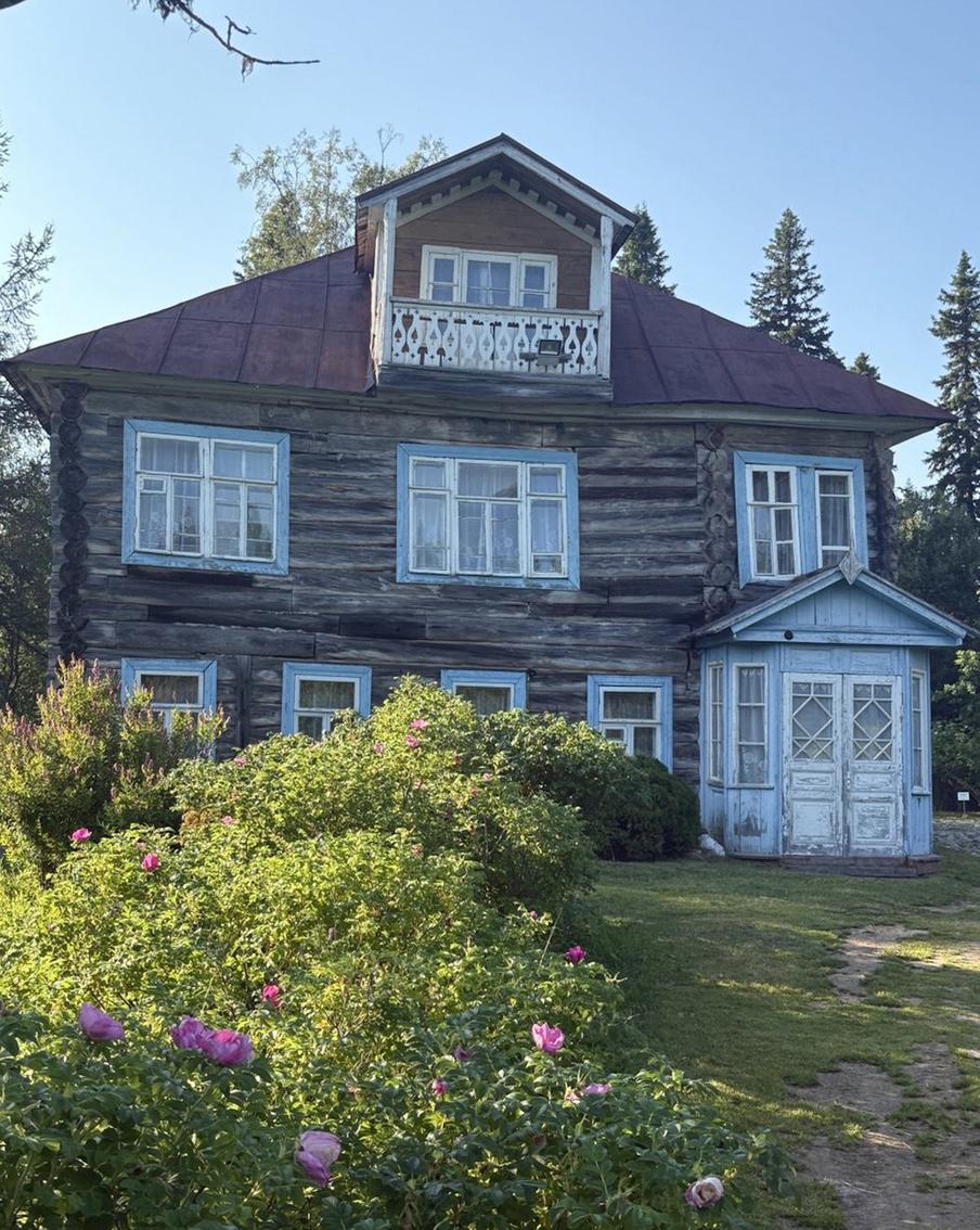 В 1860-х годах это была дача архимандрита, а сейчас здесь живут работники Ботанического сада.