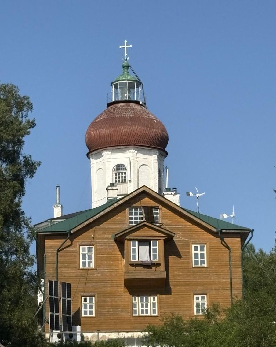 Экскурсовод уверяет, что на Секирной горе находится единственная церковь с действующим маяком в России.