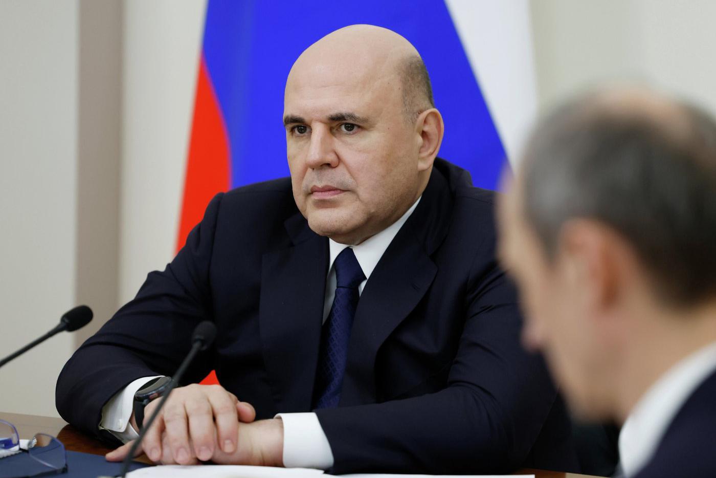 Мишустин назвал безобразием бумажную нагрузку на учителей