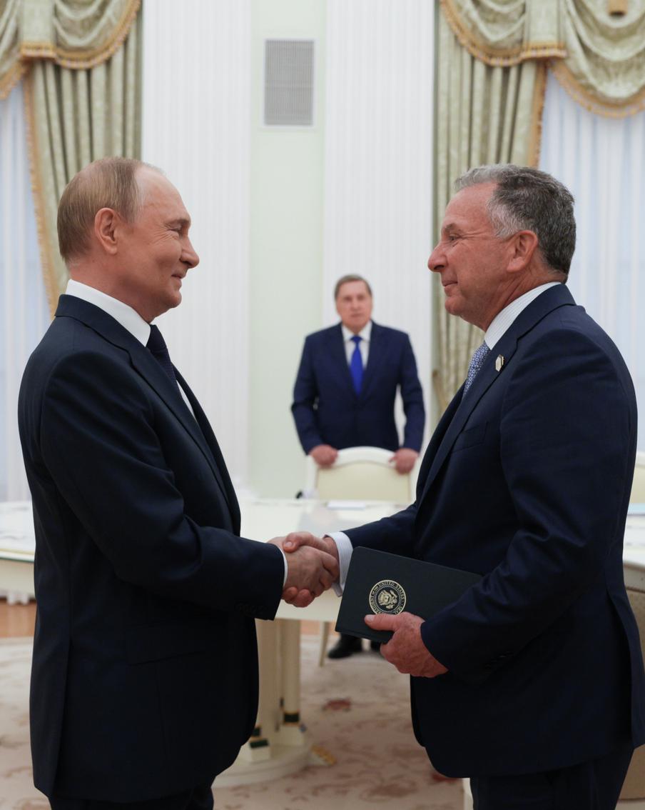 Путин принял в Кремле посланника Трампа