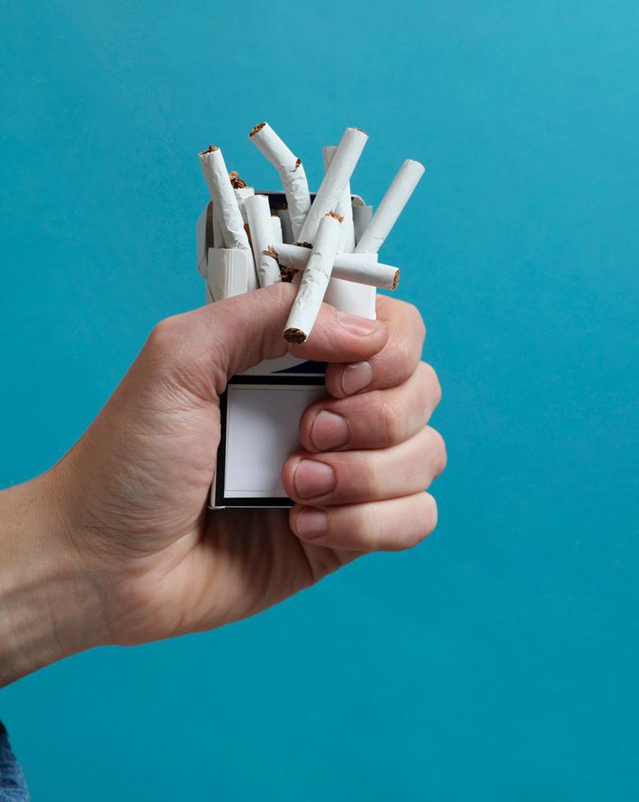 Москвичи рассказали, как экстрасенсы "излечивали" их тягу к курению