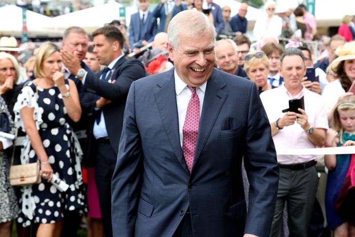 Mirror: Принц Эндрю звал Эпштейна на скачки с королевой