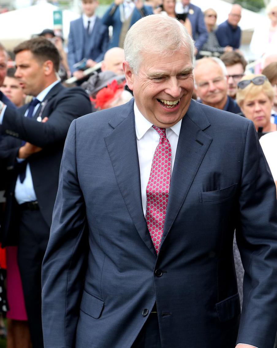 Mirror: Принц Эндрю звал Эпштейна на скачки с королевой