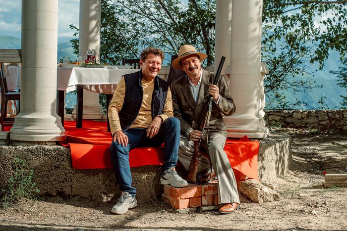 Ян Цапник бежит в горы Дагестана от авторитетов в авантюрной музыкальной комедии "Атель-Матель"