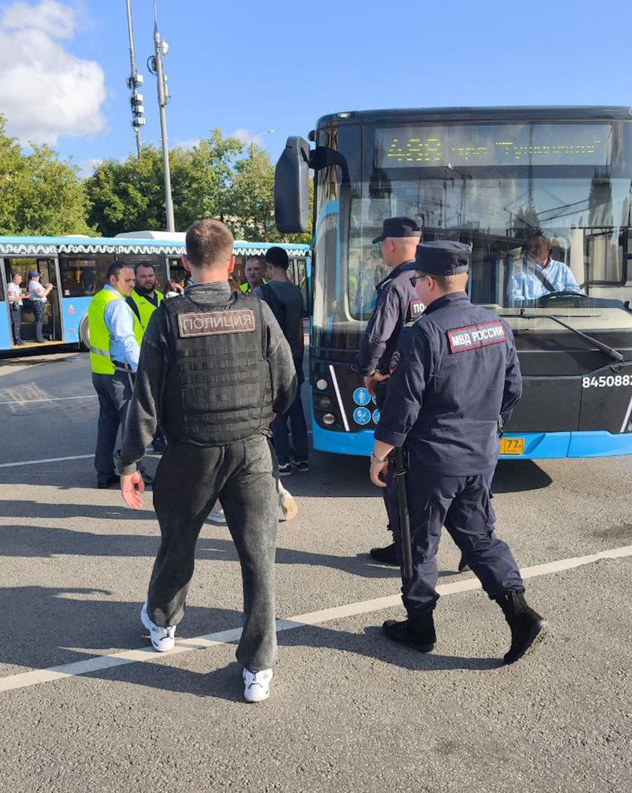 180 безбилетников выявили контролёры при усиленной проверке у станции метро "Тушинская"