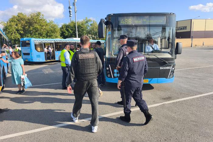 180 безбилетников выявили контролёры при усиленной проверке у станции метро "Тушинская"