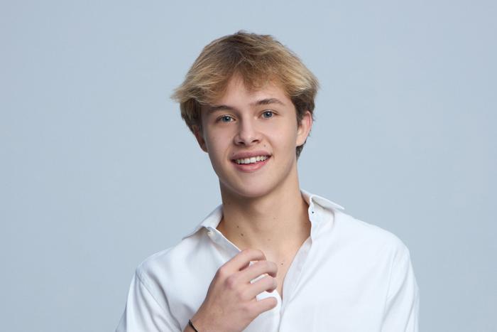 Звезда "Слова пацана" Леон Кемстач освоил сноукаякинг: актёр рассказал о новой роли в фильме "Иван Семёнов. Первый поцелуй"