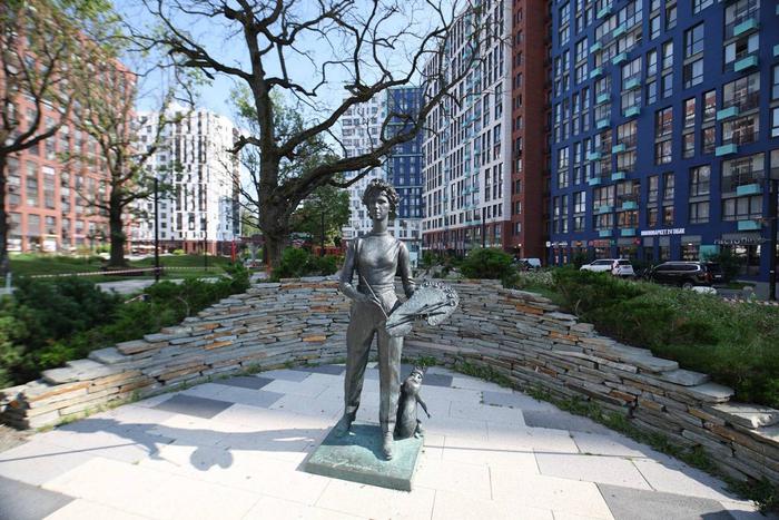 Единственный в мире памятник Туве Янссон стоит в Москве: Metro рассказывает, где можно пощупать семейство троллей