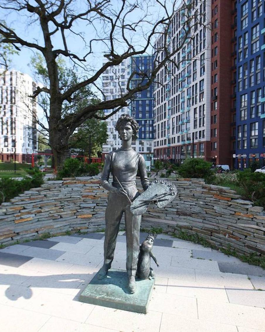 Единственный в мире памятник Туве Янссон стоит в Москве: Metro рассказывает, где можно пощупать семейство троллей