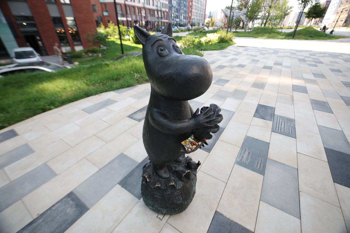 На кораблике у этого муми-тролля каким-то образом оказалась горстка конфет.