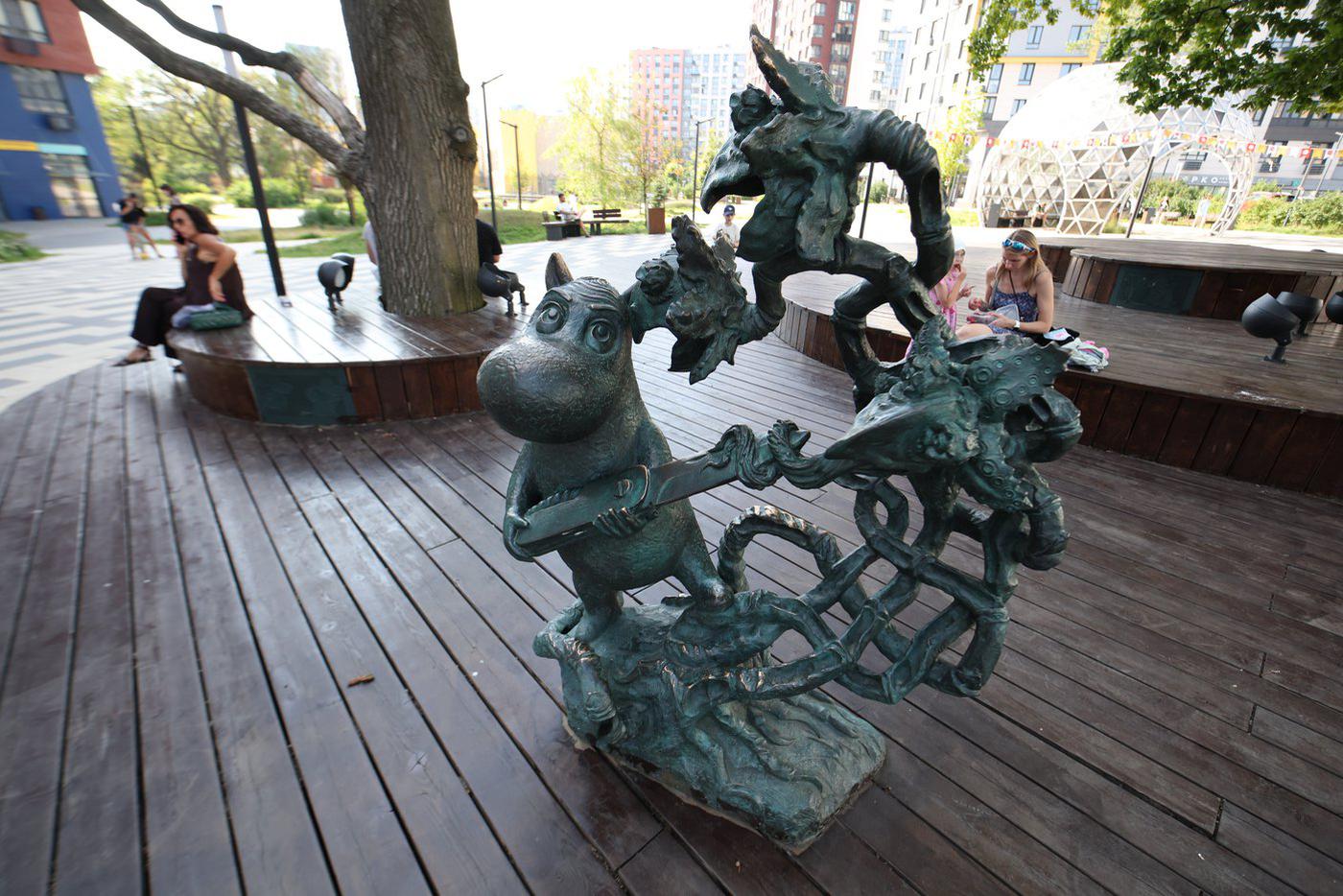 Так и хочется посоветовать маленькому троллю быть аккуратнее с острым ножом.