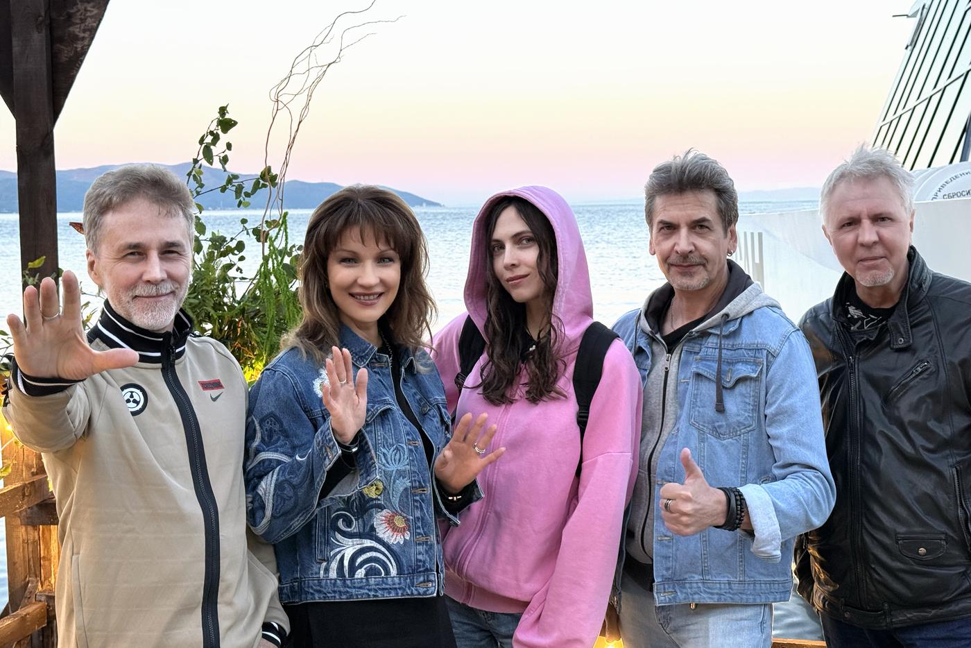 Гастроли на Байкале. Слева направо: гитарист Алексей Горбашов, лидер-вокалистка Екатерина Болдышева, барабанщица Елизавета Волкова, клавишники Дмитрий Савари и Сергей Крылов.