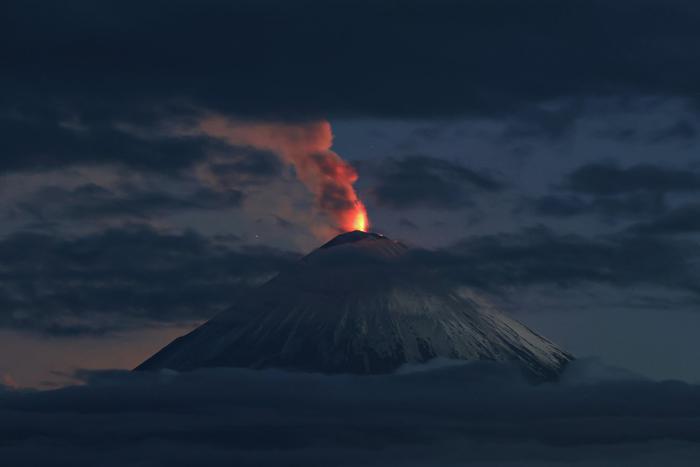 В Усть-Камчатске из-за извержения вулкана Ключевской выпал пепел