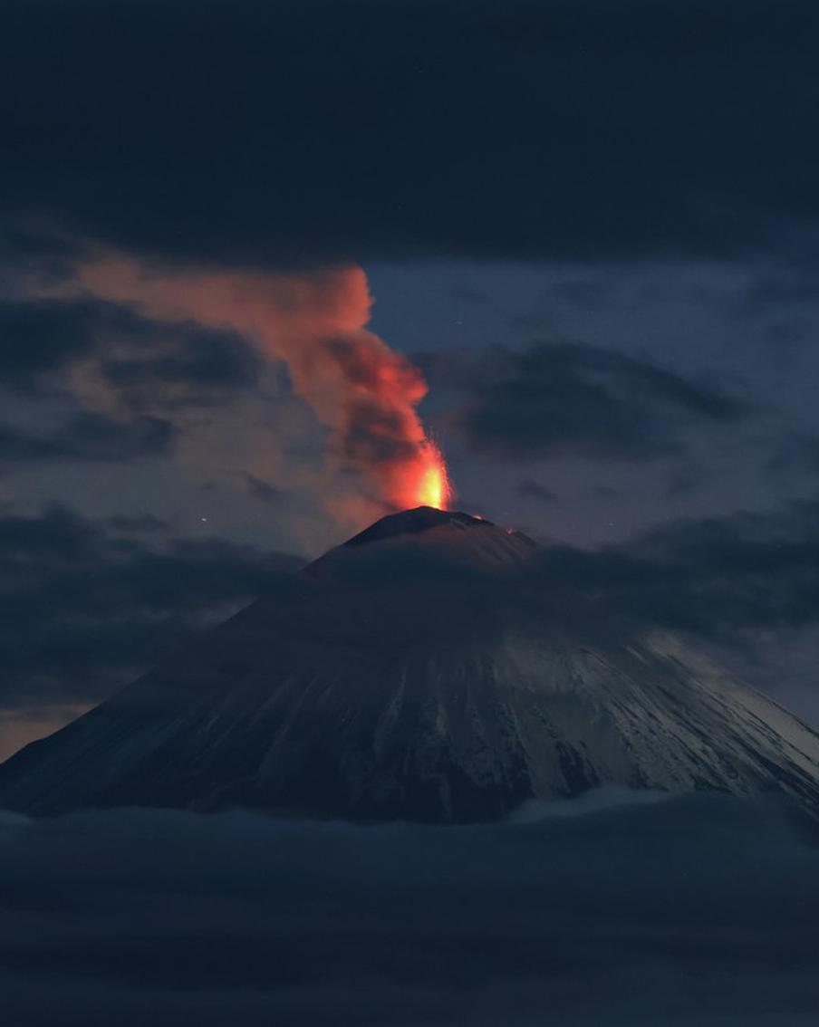 В Усть-Камчатске из-за извержения вулкана Ключевской выпал пепел