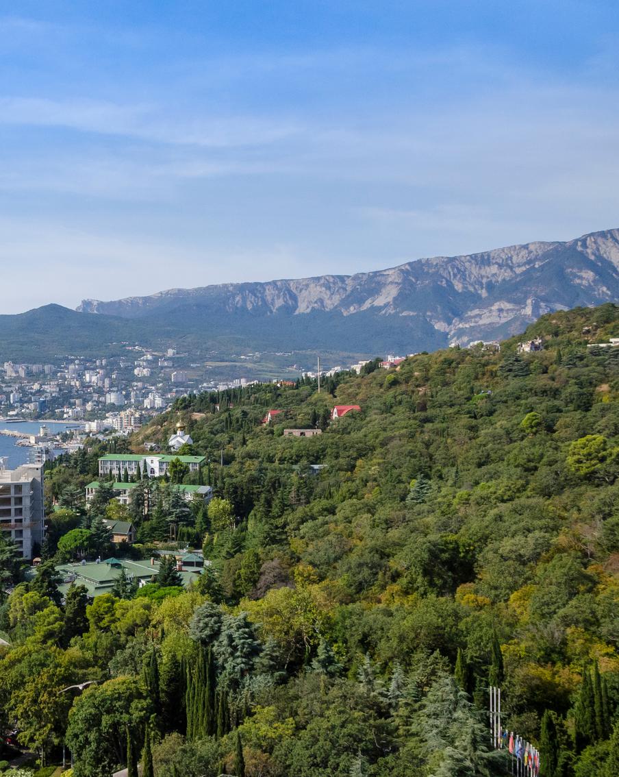В Крыму спасатели тушат около двух гектаров горящего природного заповедника
