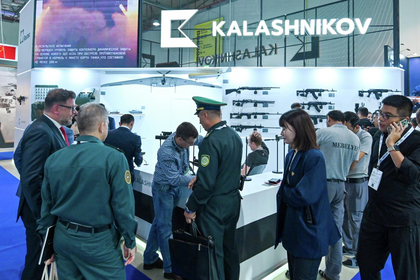 В России презентовали новейшие автоматы АК-15К и АК-15СК