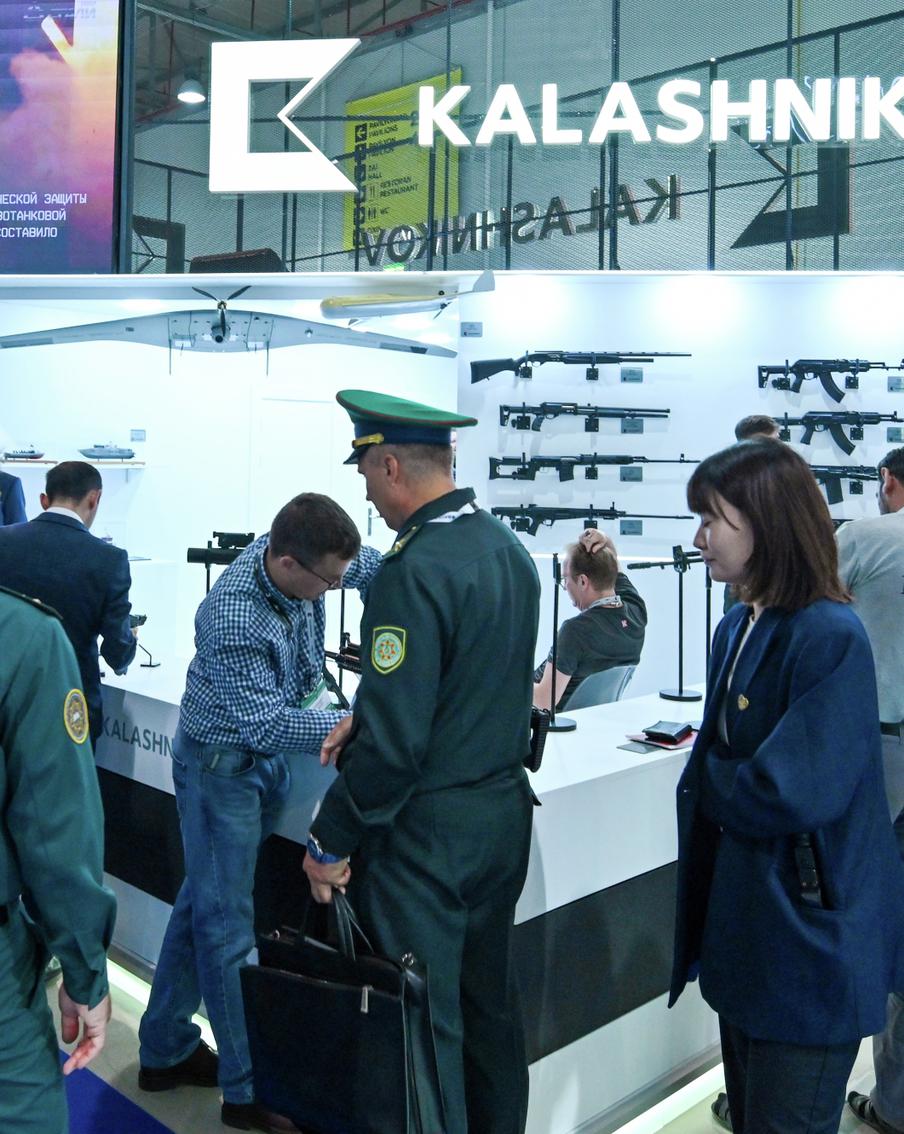 В России презентовали новейшие автоматы АК-15К и АК-15СК