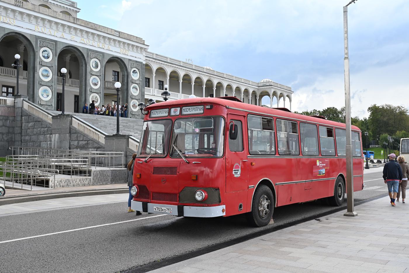На Северном речном вокзале отпраздновали 101 год автобусного движения в Москве