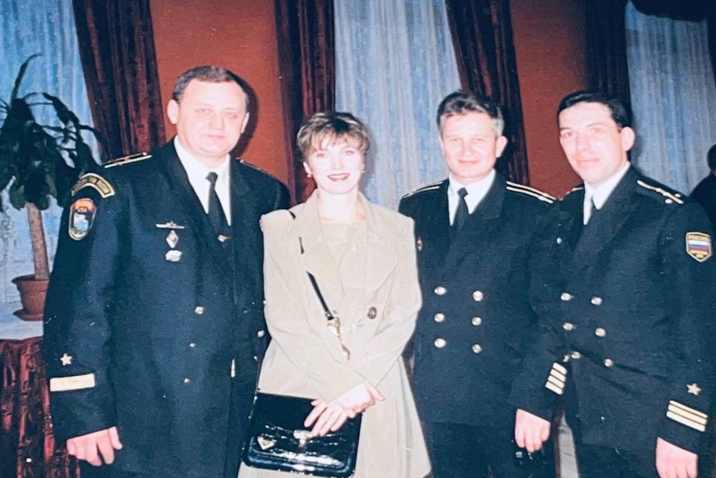 1999 год, празднование Нового года. Слева направо: командир подлодки "Курск" Геннадий Лячин, Оксана Силогава, зам. командира по воспитательной работе Александр Шубин, Андрей Силогава.