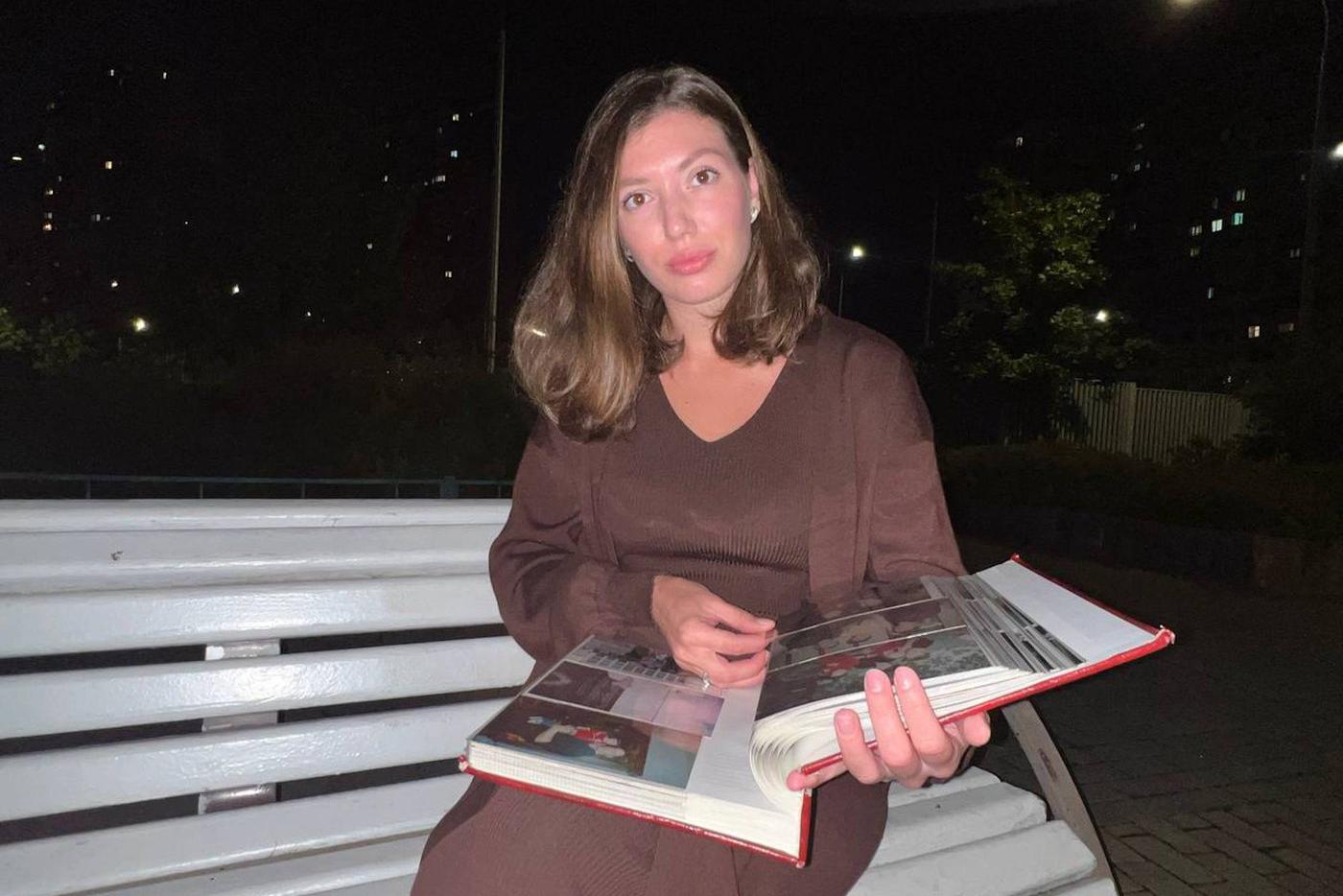 Анна Силогава, дочь подводника Андрея, держит в руках фотоальбом со снимками, на которых запечатлён её отец. Дочь смогла достичь немалых высот – сейчас работает врачом-стоматологом в частной клинике.