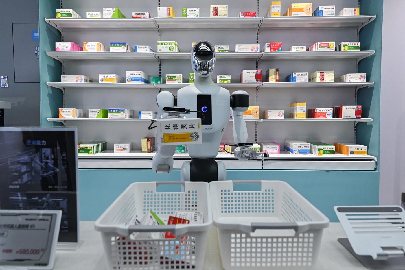 В Robot Mall можно приобрести кассира для своего магазина, который справится с сортировкой корзины гораздо быстрее человека. А может, и не быстрее...