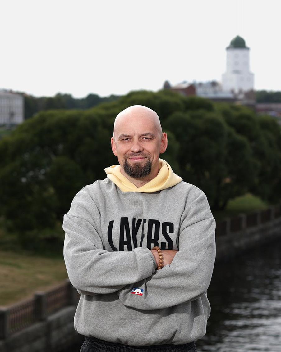 "Я занимаю кабинет Игоря Масленникова, где ему набил морду Василий Ливанов": режиссёр Стас Иванов рассказал о новой картине и планах на будущее