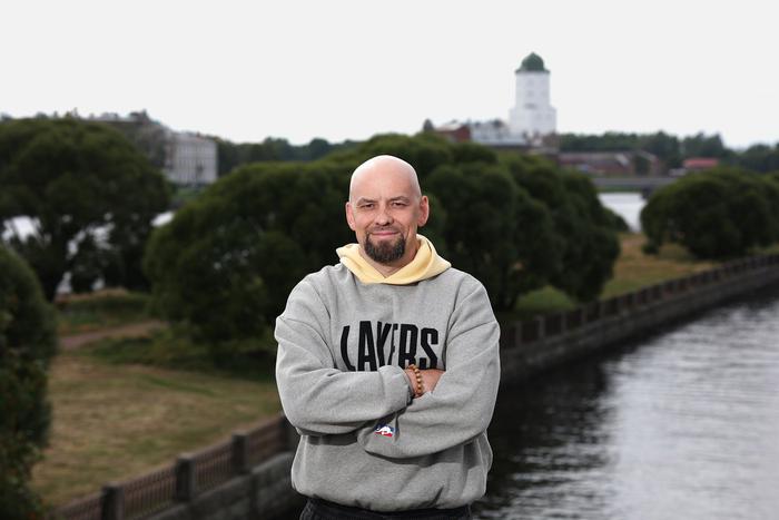 "Я занимаю кабинет Игоря Масленникова, где ему набил морду Василий Ливанов": режиссёр Стас Иванов рассказал о новой картине и планах на будущее