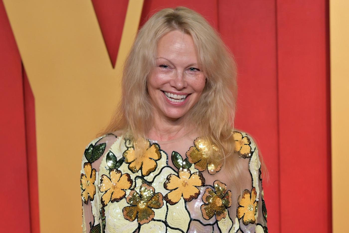 Памела Андерсон продаёт маринованные огурчики и крутит роман с Лиамом Нисоном