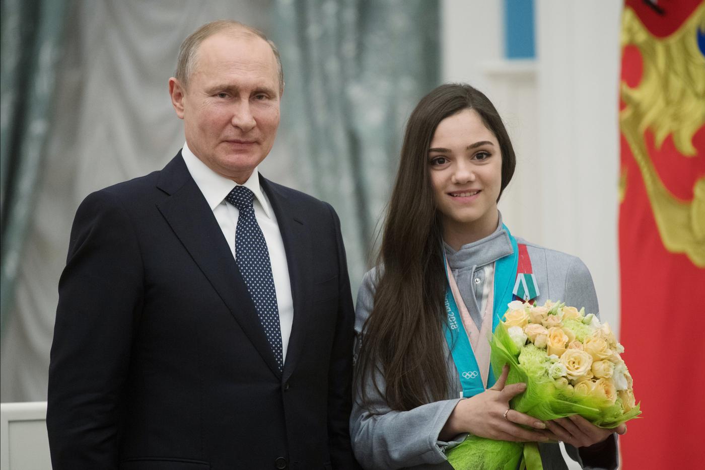 Евгения Медведева на встрече с президентом России Владимиром Путиным после завоевания серебряной олимпийской награды.