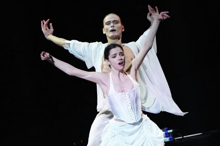 "Я обожаю зажигать под музыку 2000-х": Медведева организует в Москве "дискотечное шоу" для фанатов