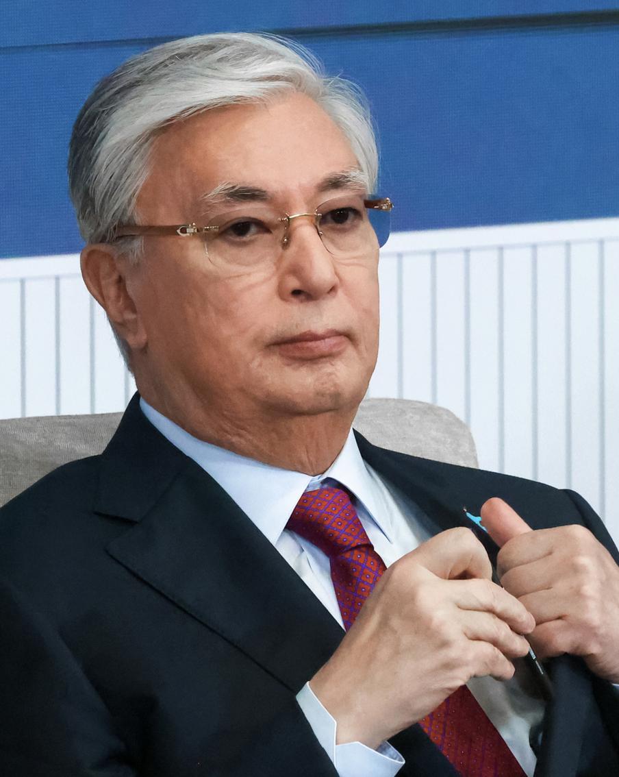 Президент Казахстана разбил доску после вручения ему чёрного пояса по тхэквондо