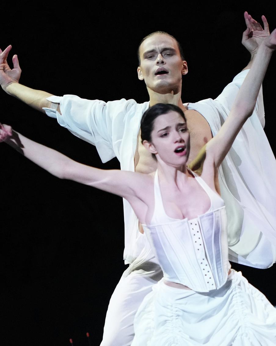 "Я обожаю зажигать под музыку 2000-х": Медведева организует в Москве "дискотечное шоу" для фанатов