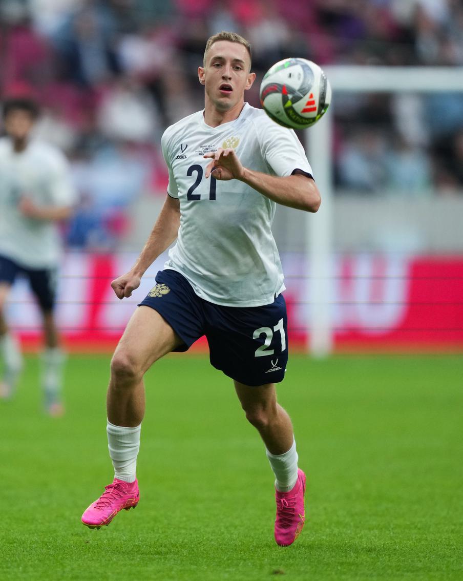 Сборную России по футболу проверят горячие парни