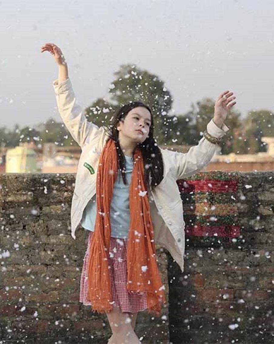 Евгений Цыганов отрастил индийские усы у ворот Тадж-Махал: Тина Баркалая представила на "Окне в Европу" новую сказку