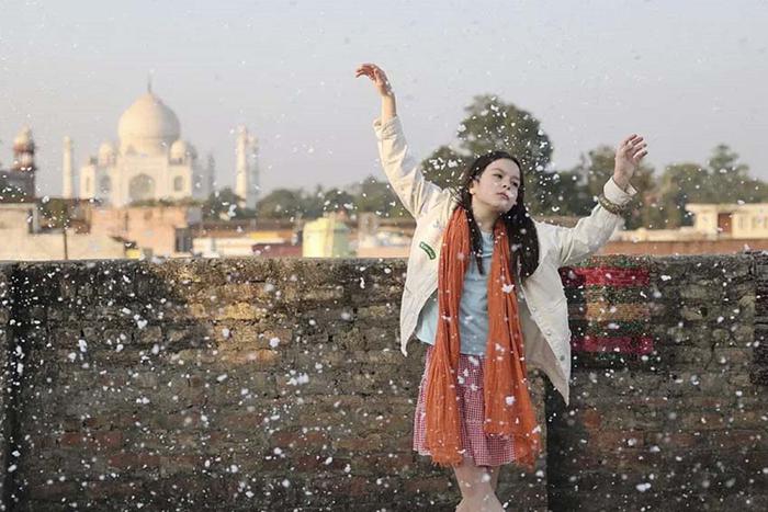 Евгений Цыганов отрастил индийские усы у ворот Тадж-Махал: Тина Баркалая представила на "Окне в Европу" новую сказку