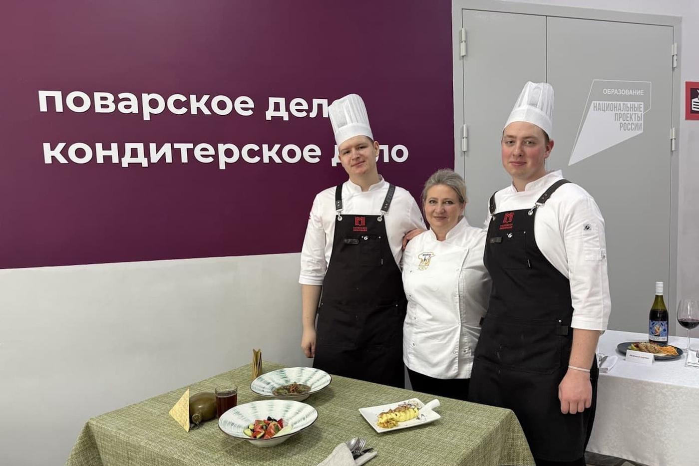 Марина со своими студентами колледжа.