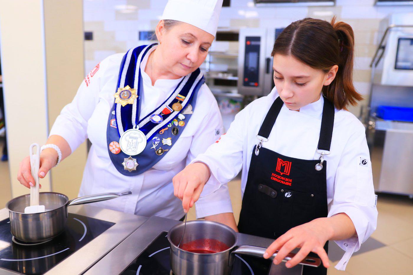 Марина с ученицей на мастре-классе в Московском образовательном комплексе "Запад", где она преподаёт.