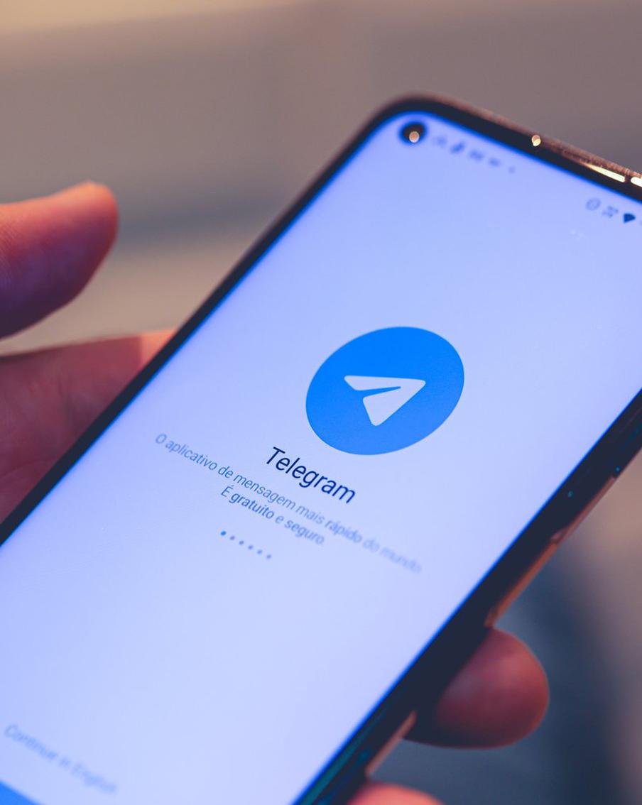 Роскомнадзор ввёл ограничения в работе Telegram и WhatsApp*