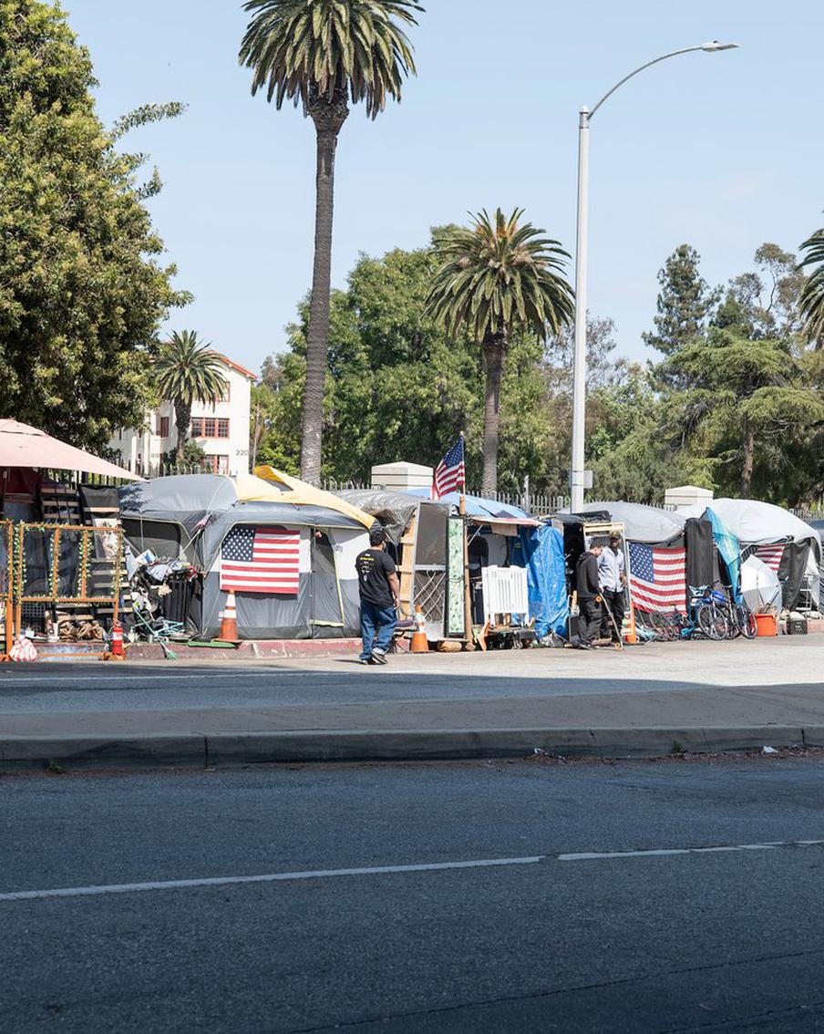 Откуда в США столько бездомных и в каких штатах их больше всего?