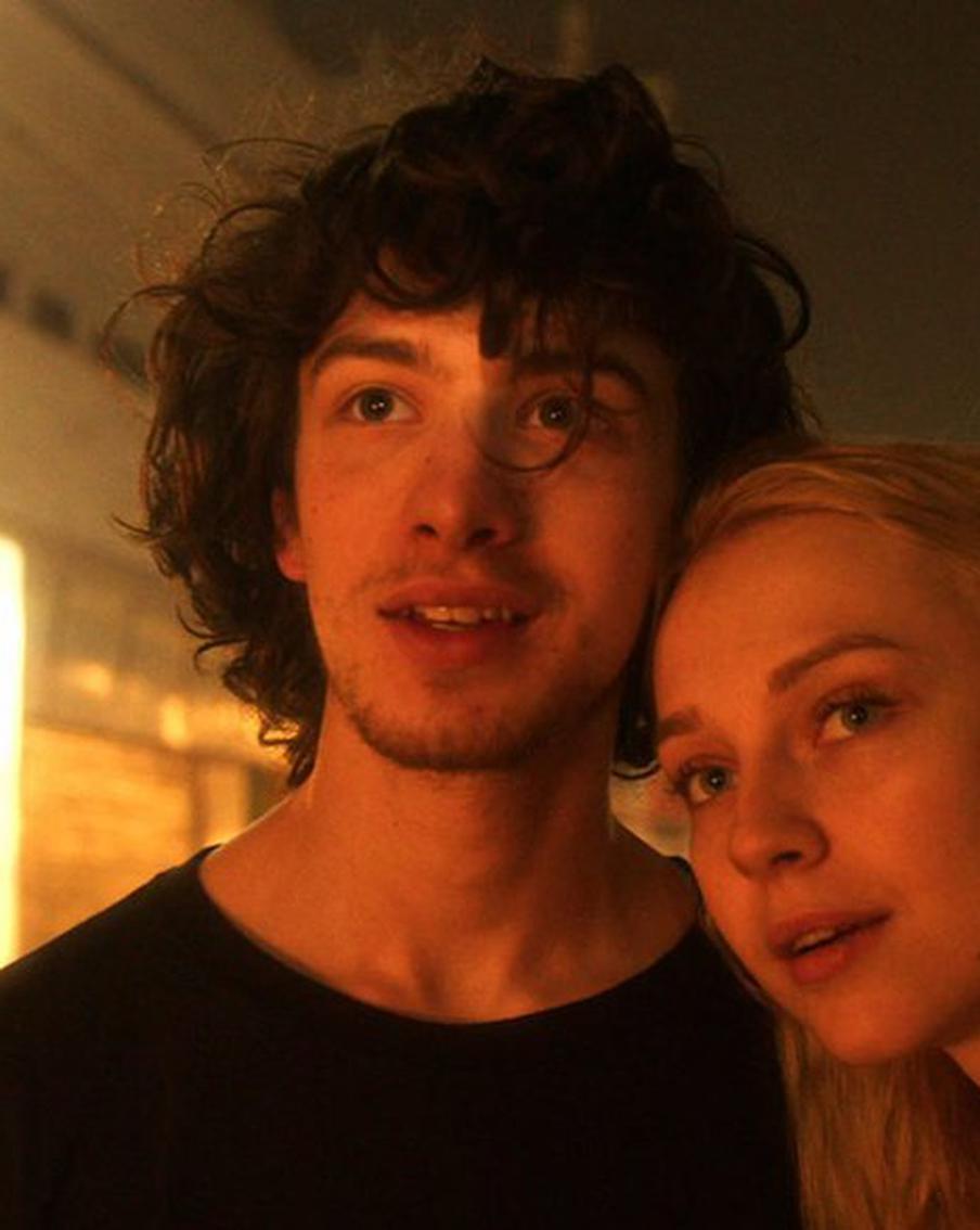 Мацель доехала до Болливуда, звезду "Аноры" снова потянуло на плохих девочек