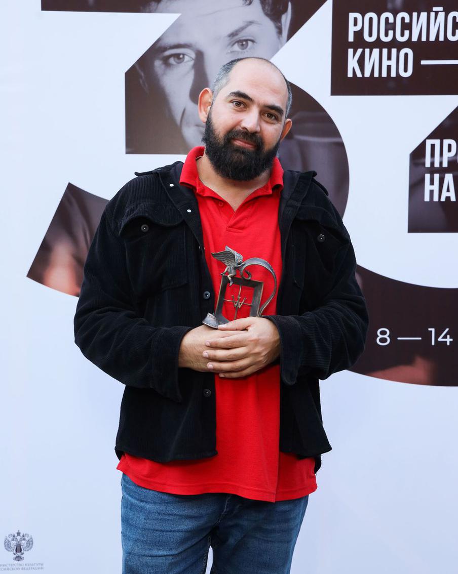Рауль Гейдаров с главным призом 33-го фестиваля российского кино "Окно в Европу".